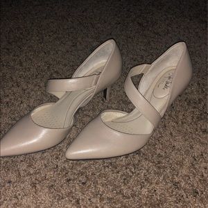 Life Stride nude pumps